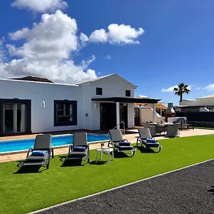 https://villa-amura.in-canary-islands.com